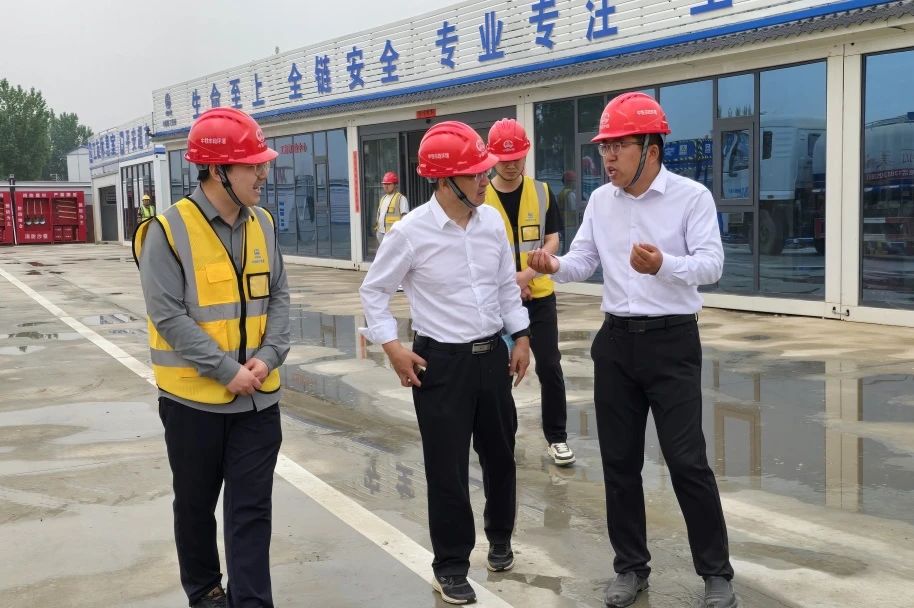 公司黨委書記、董事長(zhǎng)高學(xué)武到啟動(dòng)區(qū)項(xiàng)目檢查指導(dǎo)工作.jpg